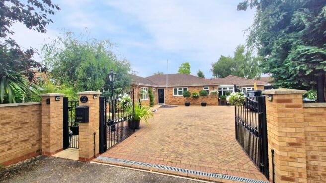 4 bedroom detached bungalow for sale