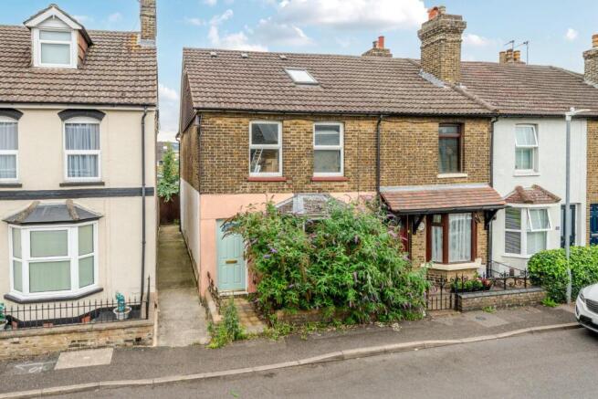 4 bedroom end of terrace house for sale