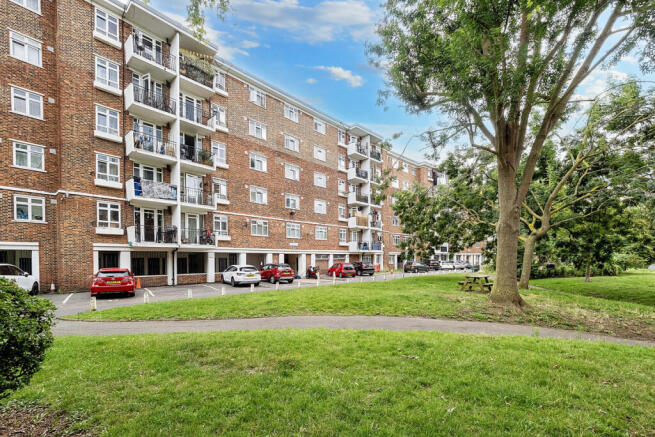 3 bedroom flat for sale