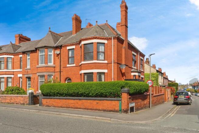 5 bedroom end of terrace house for sale