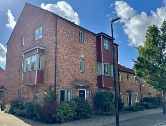 5 bedroom end of terrace house for sale