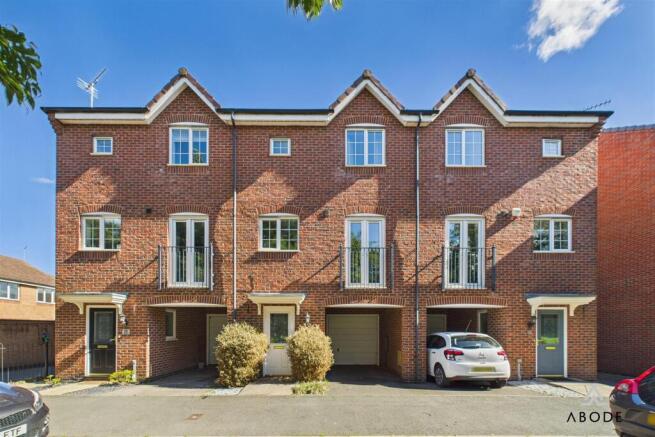 3 bedroom town house for sale