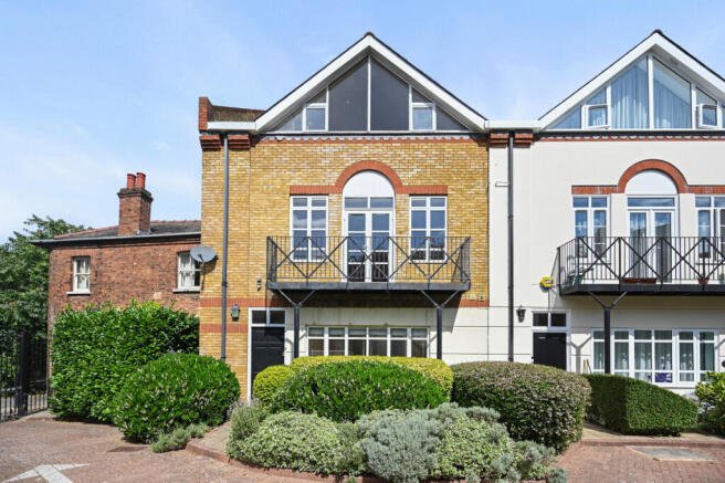 4 bedroom end of terrace house for sale