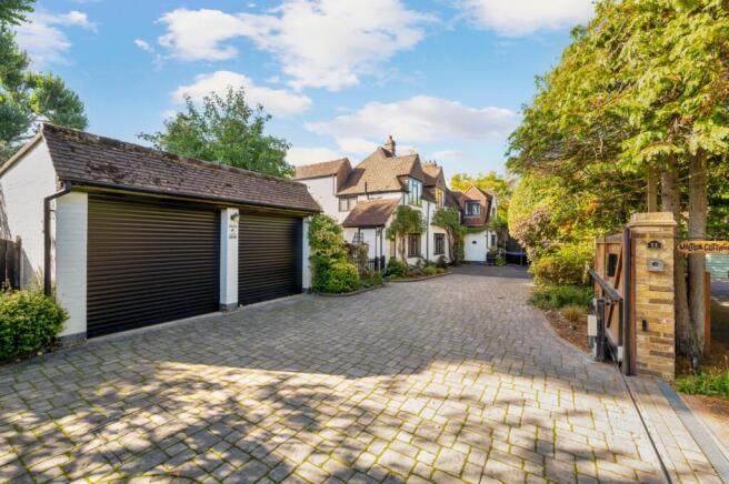 6 bedroom detached house for sale