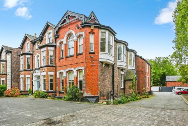 3 bedroom flat for sale