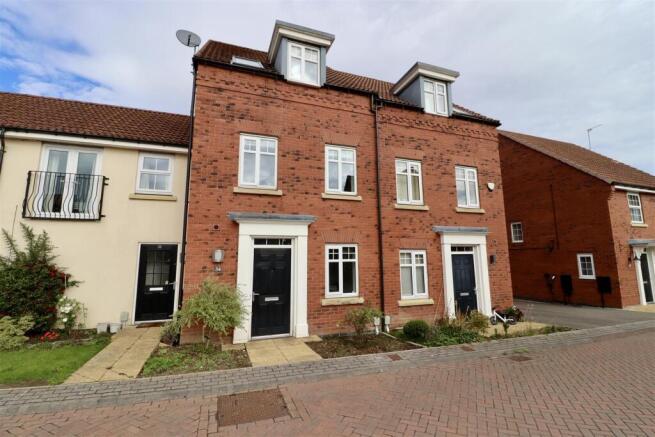 3 bedroom town house for sale