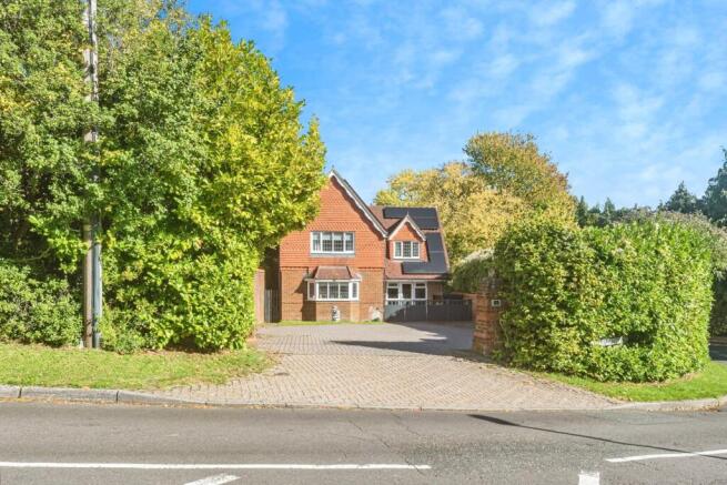 6 bedroom detached house for sale