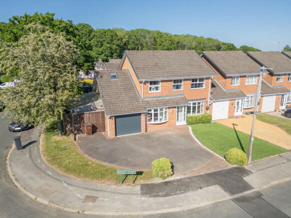 4 bedroom link detached house for sale