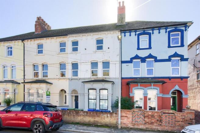 5 bedroom flat for sale