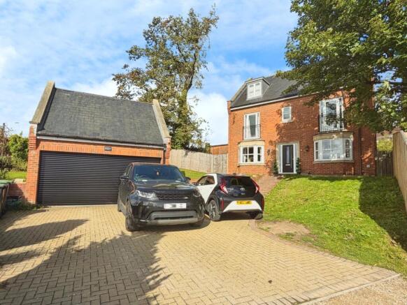 5 bedroom detached house for sale