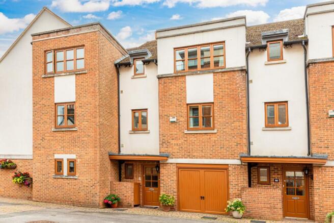 3 bedroom town house for sale