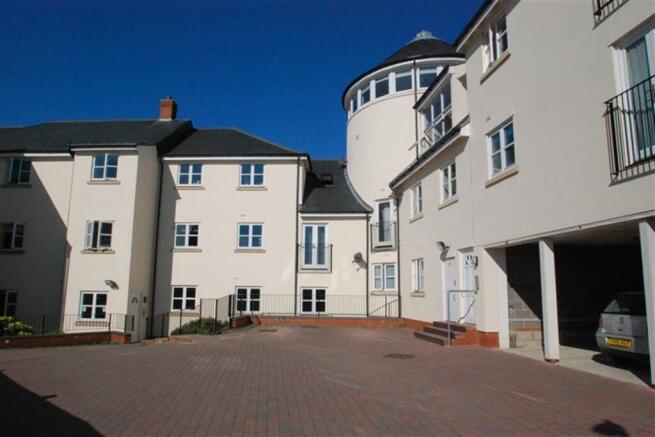 2 bedroom ground floor flat for sale