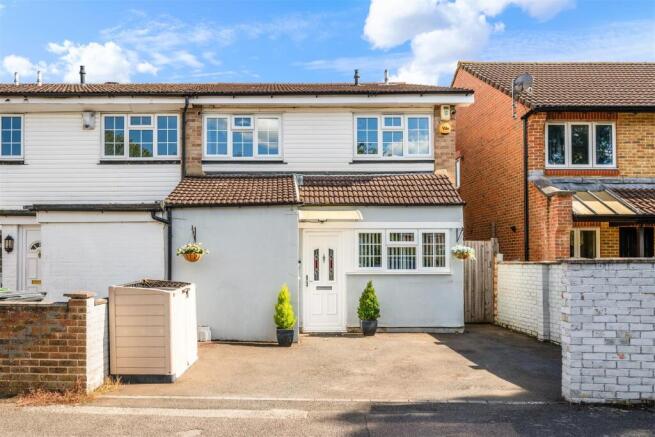 4 bedroom end of terrace house for sale