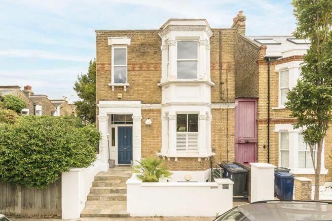 3 bedroom flat for sale