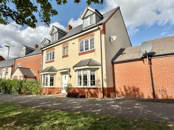 5 bedroom detached house for sale