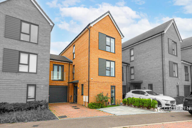 4 bedroom link detached house for sale