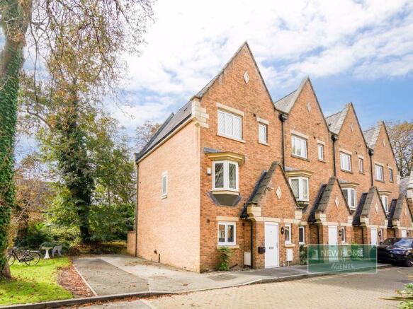 4 bedroom end of terrace house for sale