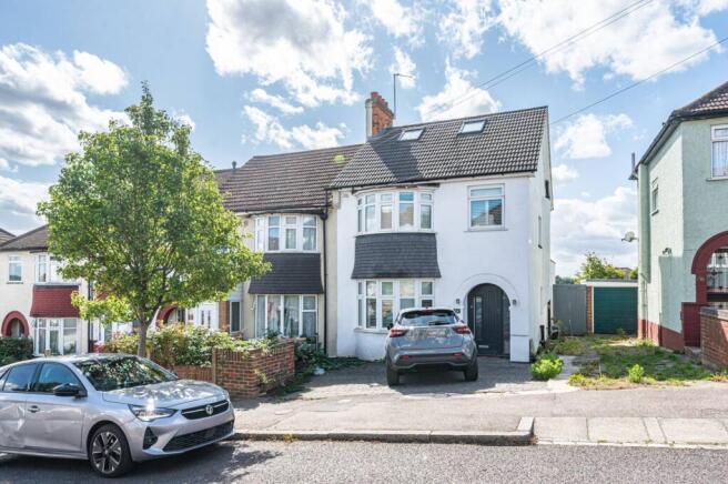 4 bedroom end of terrace house for sale