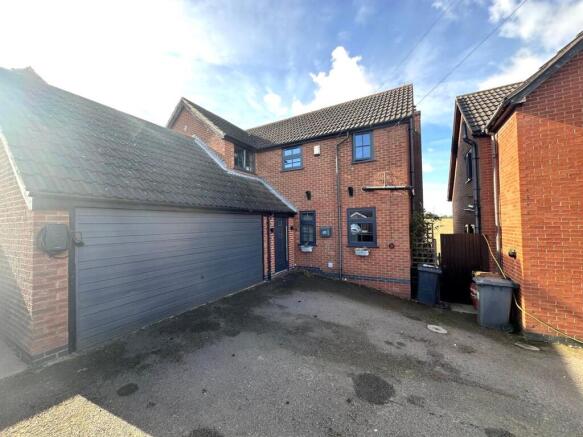 4 bedroom detached house for sale