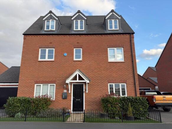 4 bedroom detached house for sale