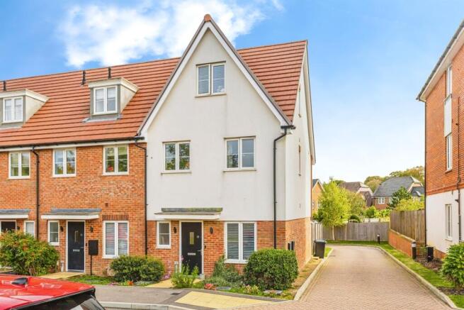 4 bedroom end of terrace house for sale