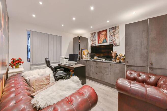 5 bedroom end of terrace house for sale