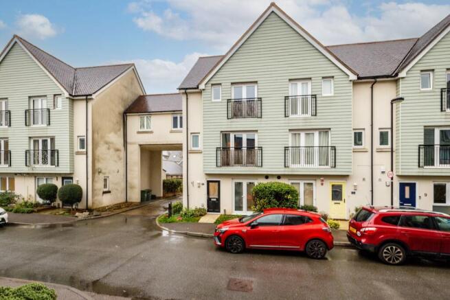 5 bedroom end of terrace house for sale