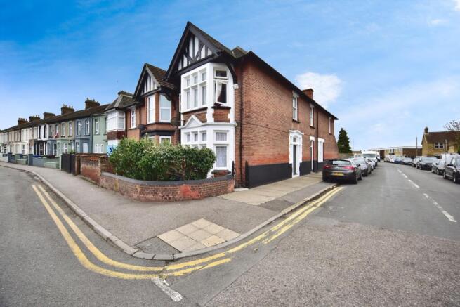 4 bedroom end of terrace house for sale