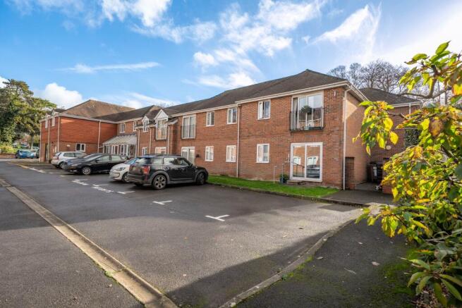 1 bedroom ground floor flat for sale