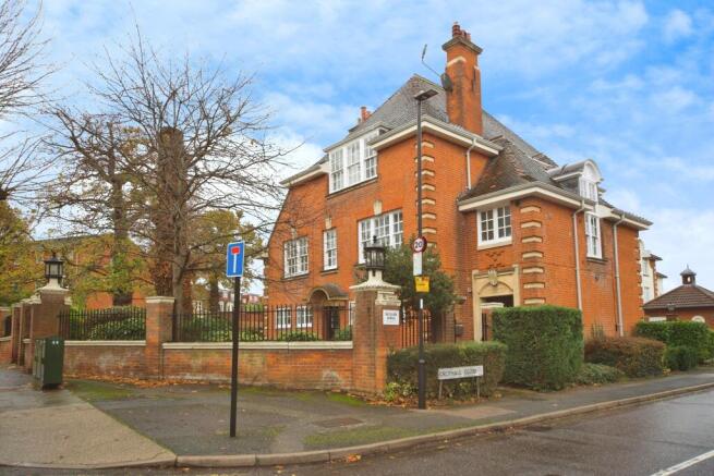 1 bedroom ground floor flat for sale