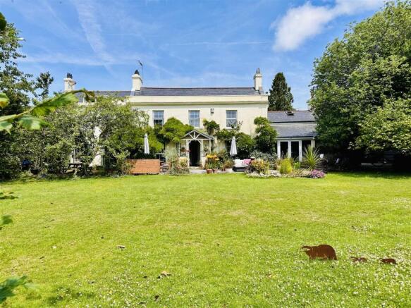 6 bedroom house for sale