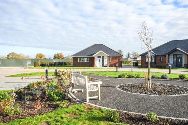 1 bedroom detached bungalow for sale
