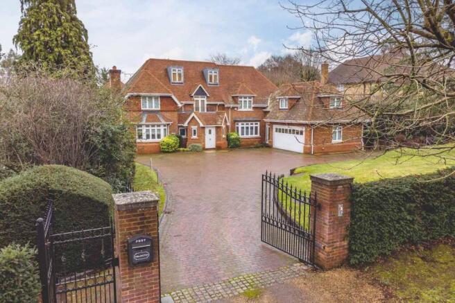 6 bedroom detached house for sale