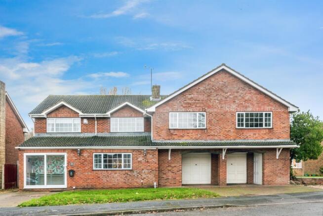 5 bedroom detached house for sale