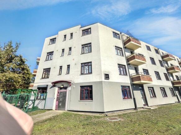 3 bedroom flat for sale