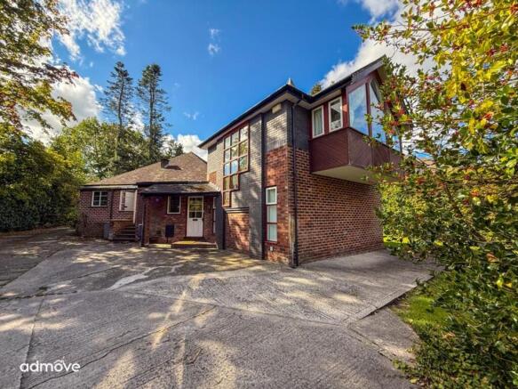 6 bedroom detached house for sale