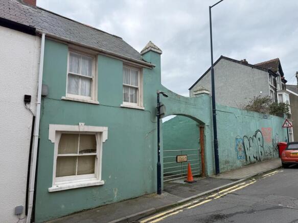 2 bedroom town house for sale
