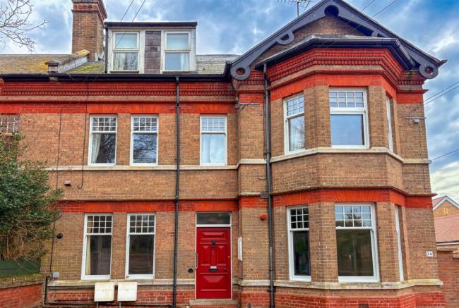 5 bedroom semi-detached house for sale