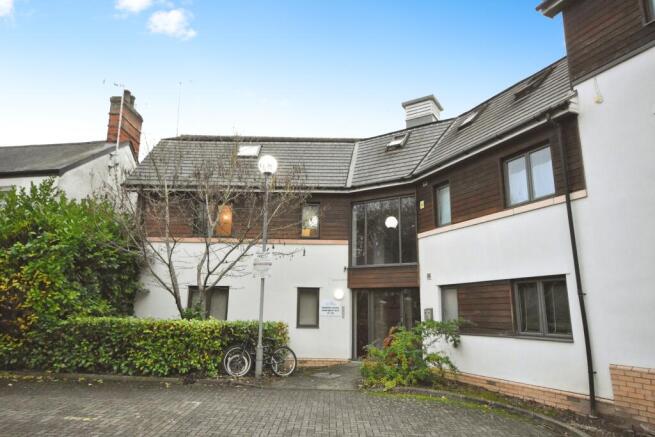 3 bedroom flat for sale