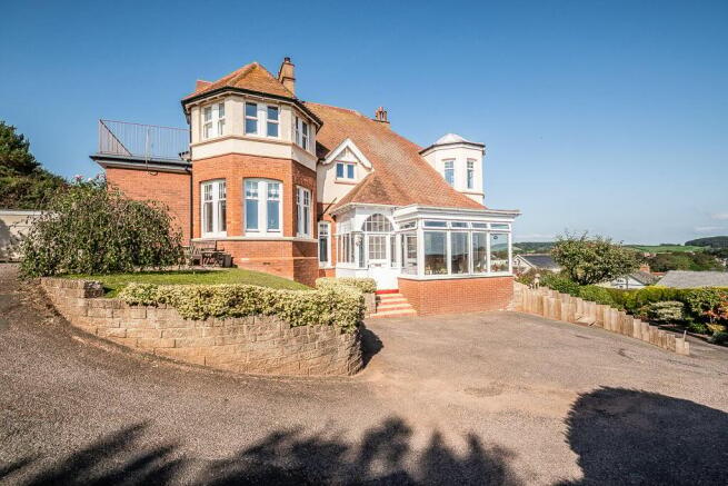 2 bedroom ground floor flat for sale