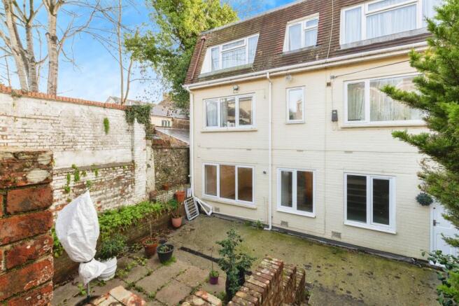 2 bedroom ground floor flat for sale