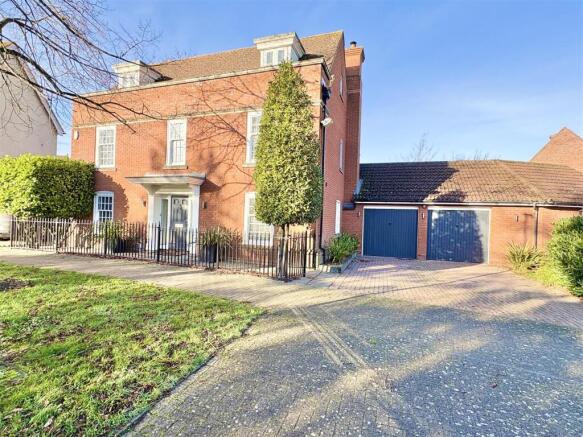 5 bedroom detached house for sale
