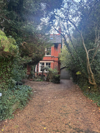 5 bedroom semi-detached house for sale