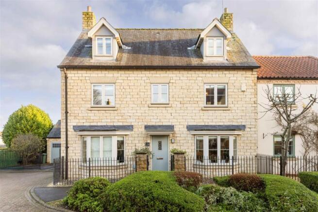 5 bedroom semi-detached house for sale