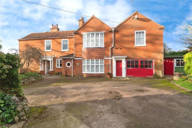 6 bedroom link detached house for sale