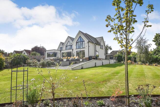5 bedroom detached house for sale