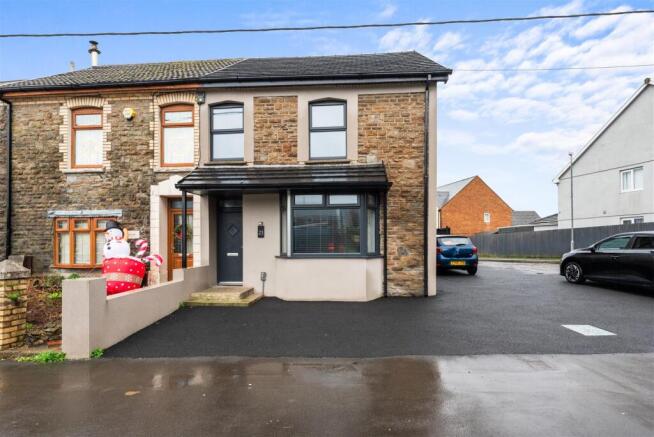 5 bedroom semi-detached house for sale