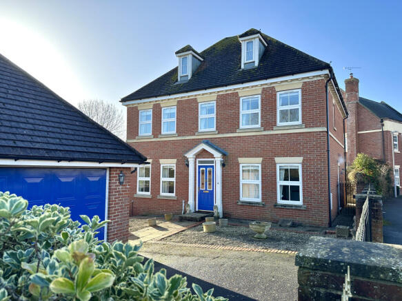 5 bedroom detached house for sale