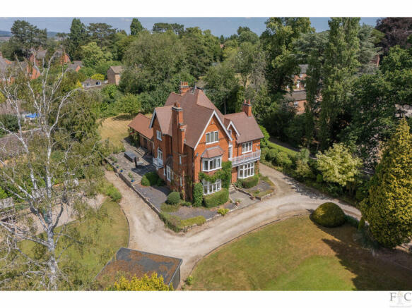 6 bedroom detached house for sale