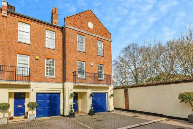4 bedroom end of terrace house for sale
